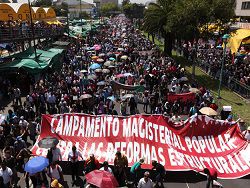 В Мехико тысячи человек собираются на марш протеста