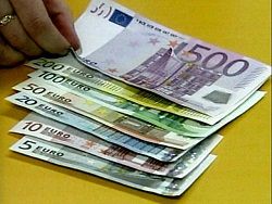 Курс евро в ходе торгов достиг 57 рублей