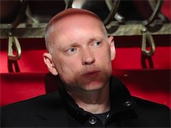 Режиссер обвинил пришедшего на его спектакль Путина в бесчестии