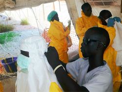 ​ВОЗ: для лечения Эболы в Западной Африке не хватает медперсонала
