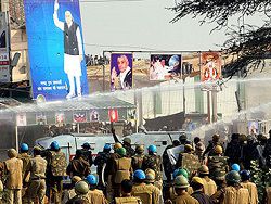Три тысячи полицейских начали штурм ашрама в Индии