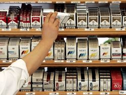 Думе предложили запретить продавать сигареты на кассах