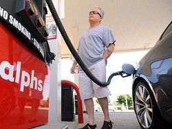 Цена литра бензина в США приблизилась к цене газировки