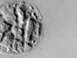 Древние лавовые потоки, могут объяснить рельеф на Марсе