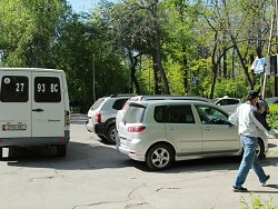 Неправильно припаркованные автомобили в Киргизии будут отправлять на штрафстоянку